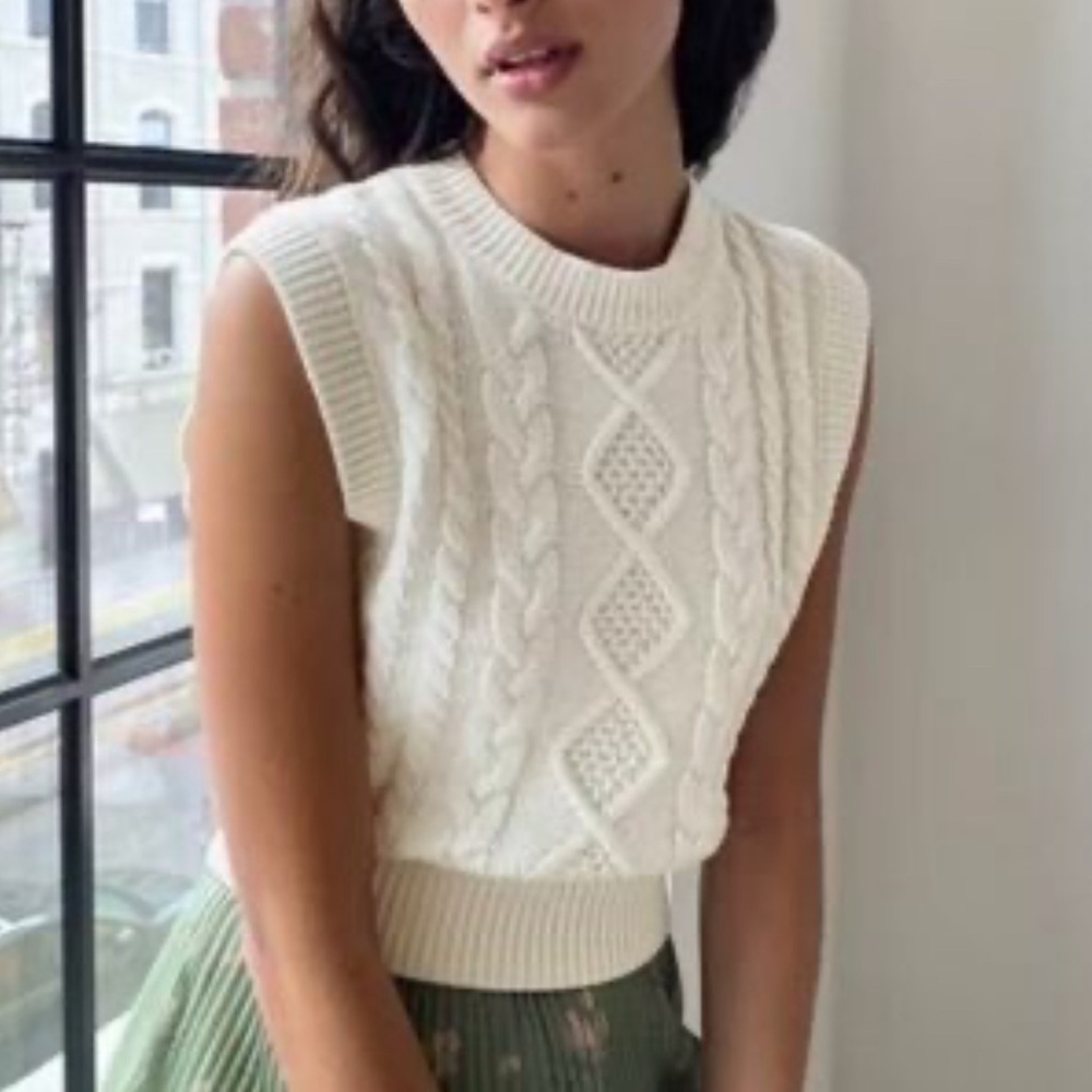 Aritzia Cable Knit sweater vest Sleeveless Sweater